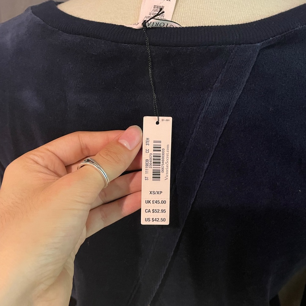 Victoria Secret pullover - Picture 3 of 3